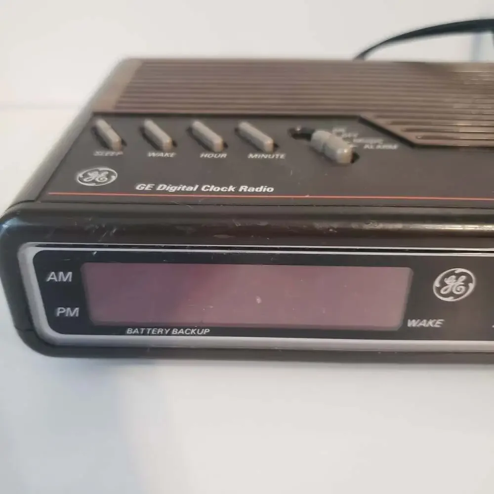 GE Digital Alarm Clock Radio AM/FM Model 7-4612A Faux Woodgrain Vintage